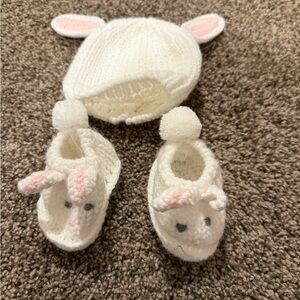 Knitted newborn shoes & hat